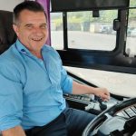 spievajuci autobusar milan sa stal hviezdou regionu ked deti uvidia jeho vyskakuju od radosti
