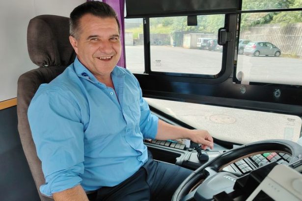 spievajuci autobusar milan sa stal hviezdou regionu ked deti uvidia jeho vyskakuju od radosti