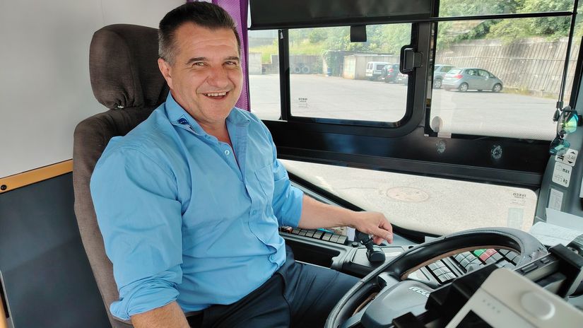 spievajuci autobusar milan sa stal hviezdou regionu ked deti uvidia jeho vyskakuju od radosti