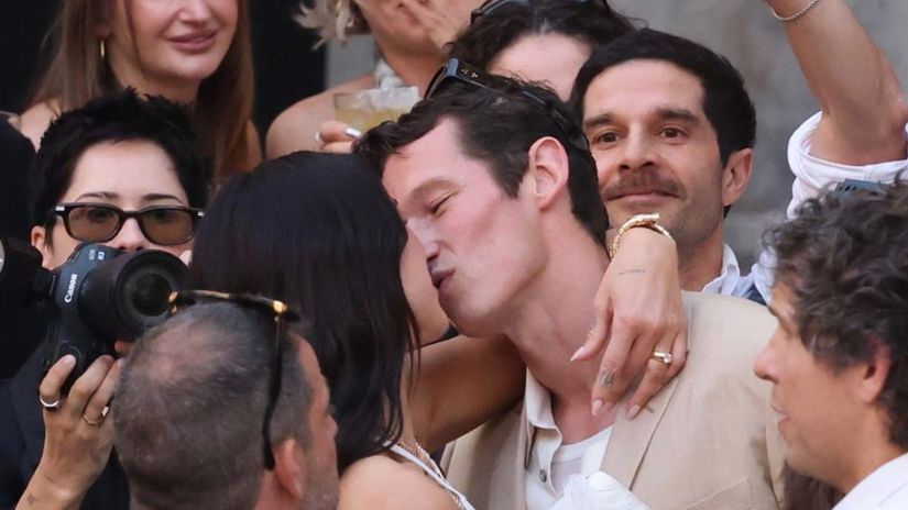 svadobny osial na sicilii dua lipa a turner roztancovali palermo zenich sa dotykal vsade prisli donatella versace aj charli