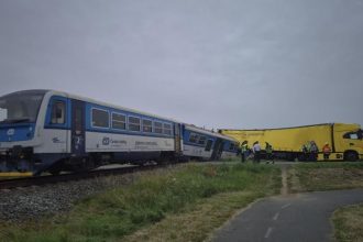 v cesku doslo k zrazke vlaku s kamionom osem ludi utrpelo zranenia na trati je obmedzena doprava kvoli vykolajenej suprave
