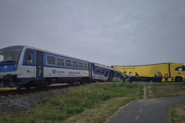 v cesku doslo k zrazke vlaku s kamionom osem ludi utrpelo zranenia na trati je obmedzena doprava kvoli vykolajenej suprave