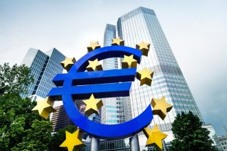 Banky obmedzili poskytovanie uverov Menej ludi ziska pozicku ECB varuje pred dalsim sprisnenim Ekonomika Spravy