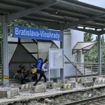 Cestujuci uviazli vo vlaku pri bratislavskych vinohradoch Beh klimatizacie cakali na vystupenie hodinu a pol Domace Spravy