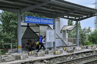 Cestujuci uviazli vo vlaku pri bratislavskych vinohradoch Beh klimatizacie cakali na vystupenie hodinu a pol Domace Spravy