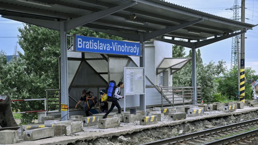 Cestujuci uviazli vo vlaku pri bratislavskych vinohradoch Beh klimatizacie cakali na vystupenie hodinu a pol Domace Spravy