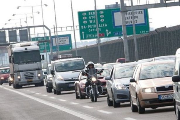 Nezvycajne aj na pracovne rano Na kratkom useku D1 doslo k styrom nehodam Regiony Spravy