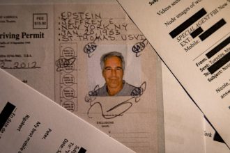 Retaze boli neviditelne ale boli tam Asistentka Epsteina opisala kult v ktorom ju roky zneuzival