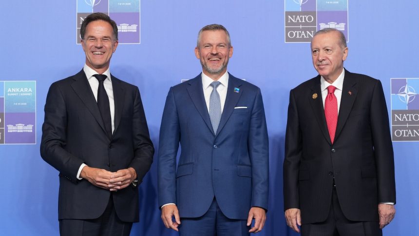Samit NATO odhalil trhliny Politolog Pozeraju sa na nas cez prsty Slovensko Kyjevu peniaze neda spojenci si uz zvykli