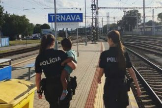dvojorocny chlapec sa odviezol vlakom bez mamy ta po pade nestihla nastupit regiony spravy