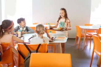 jednoduchy sposob ako prinutit tinedzerov jest pestrejsie skola moze pomoc viac nez domaci obed skola ahojmama