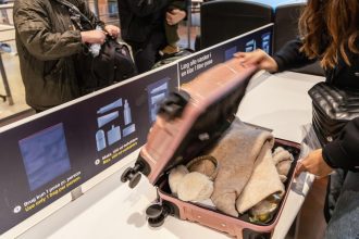 koniec prelievaniu do miniflasticiek tieto letiska uz povolia do lietadla az dva litre tekutin ak je situacia na slovenskych letiskach
