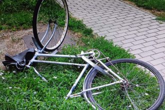 tragicka nehoda vo velkych kostolanoch seniorka na bicykli zomrela v nemocnici regiony spravy