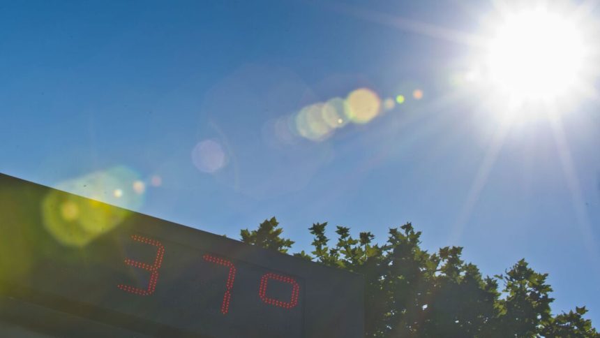 Dve vlny horucav za jedno leto Meteorologicka predpoveda zmenu pocasia a odhaluje ci sa teple vlny este vratia
