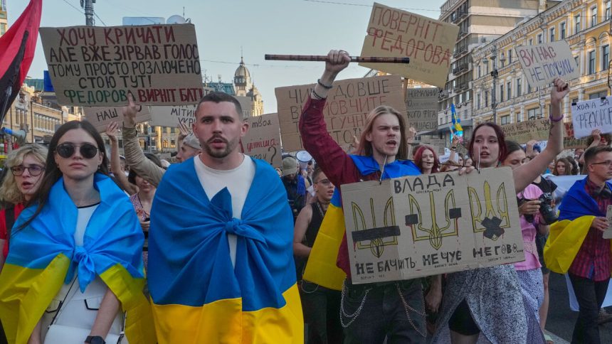 Kyjev opat v uliciach Tisice ludi ziadaju navrat Fedorova Zelenskemu posielaju ostre odkazy Svet Spravy