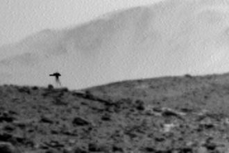 NASA na Marse zdokumentovala nieco co tam o par sekund skor nebolo Internet diskutuje o tajomnej meduze na tenkych nohach