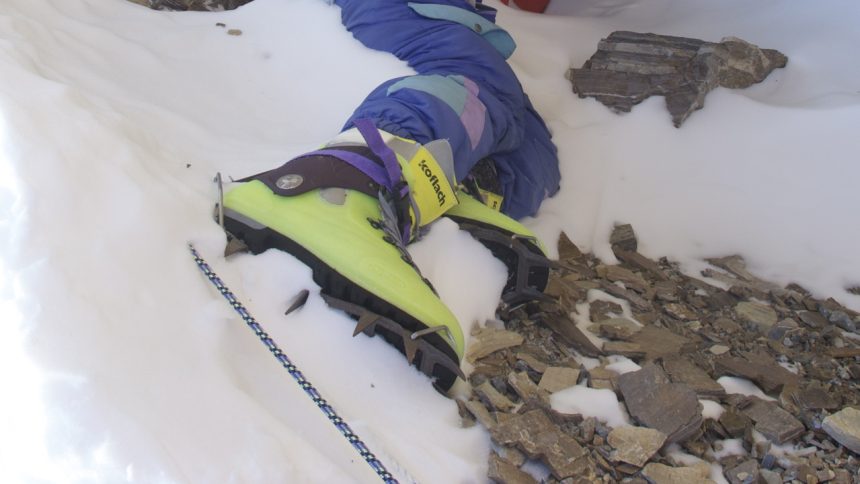Najznamejsie telo Everestu lezi tam uz 30 rokov Riskantna vyprava sa ho snazi dostat zo zony smrti a konecne zistit komu patri