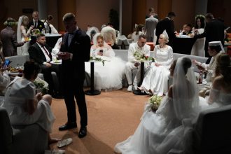Odkial mam vziat peniaze Ruske zeny sa vrhaju do manzelstiev s muzmi ktori sa pripravuju na istu smrt aby ziskali miliony rublov