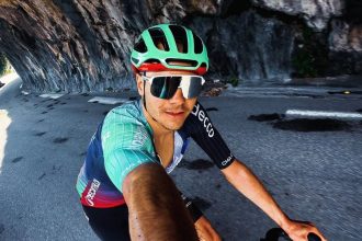 Olympijsky vitaz prehodil kari naruby Caka ho premiera medzi profesionalnymi cyklistami Zimne sporty Sportweb