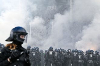 Peklo pocas Nemeckeho pohara Derby sa vymklo spod kontroly zranenych bolo 35 policajtov Ostatne Futbal Sportweb