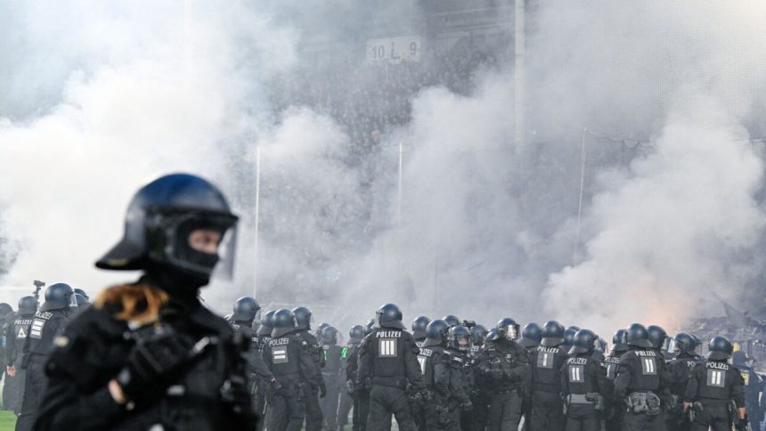 Peklo pocas Nemeckeho pohara Derby sa vymklo spod kontroly zranenych bolo 35 policajtov Ostatne Futbal Sportweb