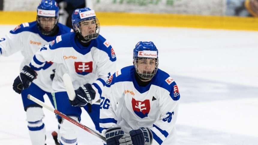 Slovaci drzi kroku s favoritom do polovice zapasu Kanada vsak dala styri goli a vznikol z toho debakel Reprezentacia Hokej Sportweb