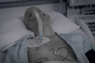 Smrt v salke caju polonium rozziaralo Litvinenka zvnutra otravou spred takmer 20 rokov mohol schvalit sam Putin