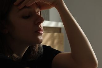 Starsim sa tieto situacie zdaju banalne mladych vsak paralyzuju Psychologicky vsak odmietaju reci o snehovych vlockach