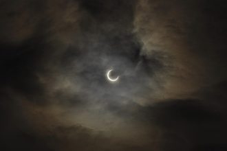 Sumrak vystriedala tma Vtaky stichli prudko sa ochladilo Tak vyzeral den ked Slnko naposledy uplne zmizlo