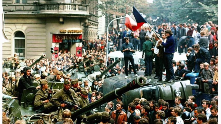 Tanky blokovali ulice palba usmrtila nevinnych Pred 58 rokmi vtrhli do Ceskoslovenska okupacne vojska