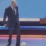 VIDEO Stacilo malo a z rekvizity sa stal muzejny klenot Obycajna lopta ide do muzea len preto ze sa jej dotkol Putin