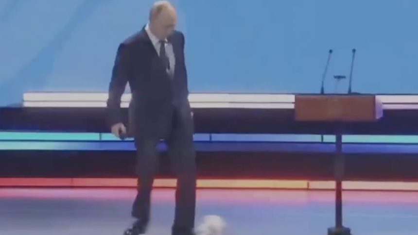 VIDEO Stacilo malo a z rekvizity sa stal muzejny klenot Obycajna lopta ide do muzea len preto ze sa jej dotkol Putin