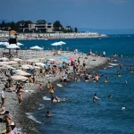 Vojna zasiahla aj obben letovisko Putina Strach Rusov unavuje turisti sa vyhrievaj na slnku napriek poletujcim dronom