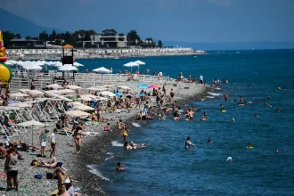 Vojna zasiahla aj obben letovisko Putina Strach Rusov unavuje turisti sa vyhrievaj na slnku napriek poletujcim dronom