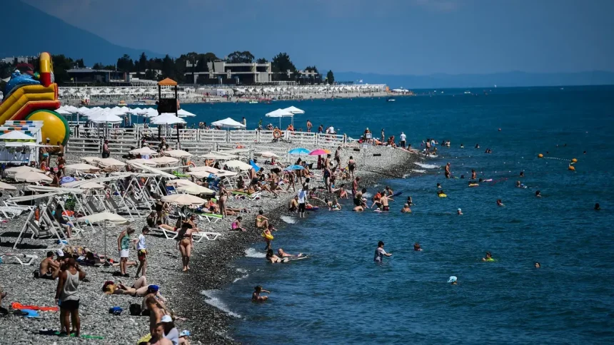 Vojna zasiahla aj obben letovisko Putina Strach Rusov unavuje turisti sa vyhrievaj na slnku napriek poletujcim dronom