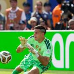 prestup na poslednu chvilu pre chelsea londynsky klub rokuje s najlepsim brankarom ms v katare zahranicne ligy futbal sportweb