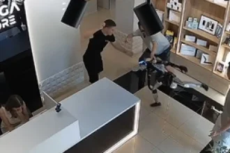 Dron na čistenie solárnych panelov otestovali v Číne. Na ulici osprchoval psa