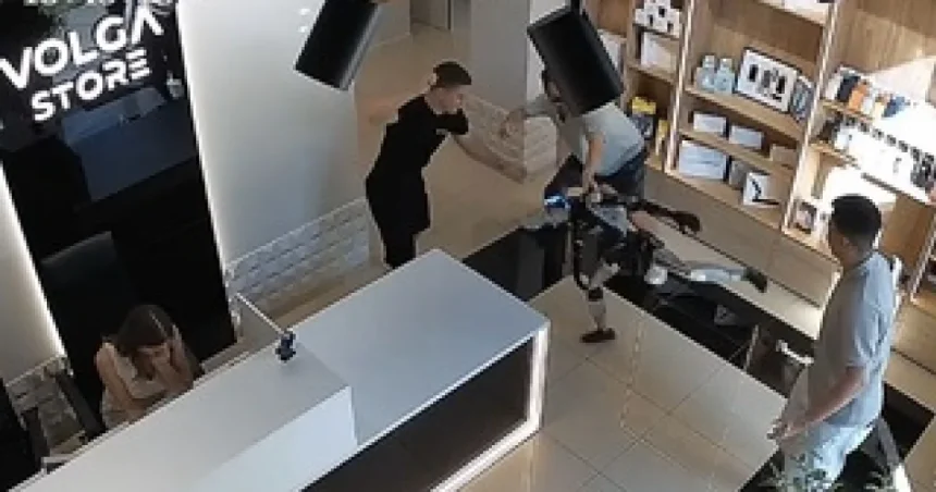 Dron na čistenie solárnych panelov otestovali v Číne. Na ulici osprchoval psa