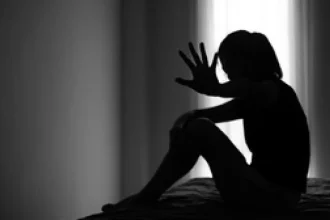 Manželku so susedom opakovane zdrogovali a znásilnili, zomrela pri drsnom sexe