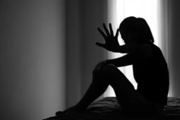 Manželku so susedom opakovane zdrogovali a znásilnili, zomrela pri drsnom sexe