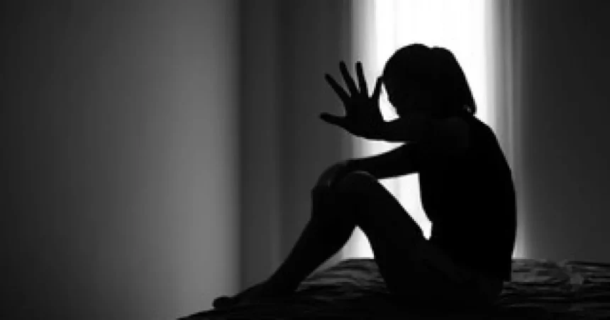 Manželku so susedom opakovane zdrogovali a znásilnili, zomrela pri drsnom sexe