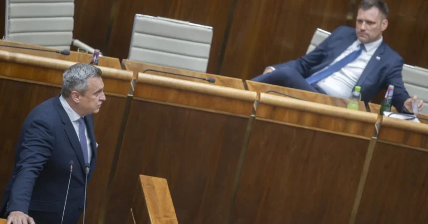 Politológ: Po odvolaní Tarabu čaká Fica a koalíciu tvrdý boj