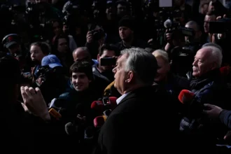 Súd poslal Orbánovho exministra do väzby pre rozsiahlu korupčnú kauzu
