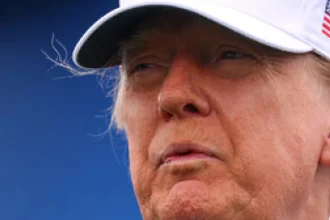 Trump: Útoky na ruské rafinérie bolia svet. Tlak na Zelenského nahráva Moskve