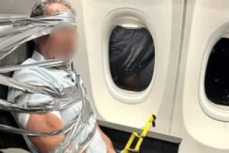 VIDEO: Dráma na letisku. Boeing sa v silnom vetre naklonil tak, že krídlom zasiahol zem
