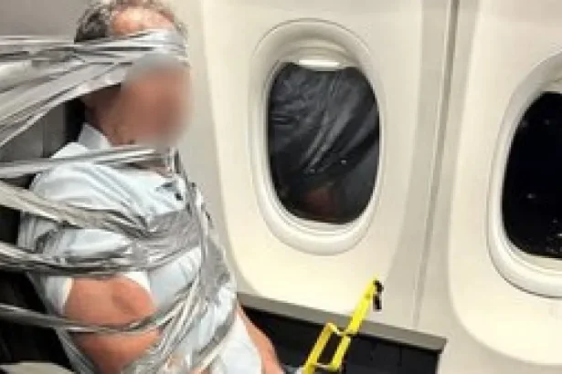VIDEO: Dráma na letisku. Boeing sa v silnom vetre naklonil tak, že krídlom zasiahol zem