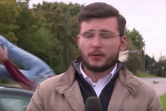 VIDEO: Pri nakrúcaní reportáže o tragédii zrazilo auto dievča pred kamerou