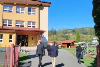 14-ročný žiak sa v škole vyhrážal zabitím detí. Zasiahla polícia