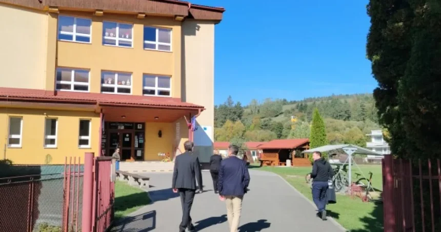 14-ročný žiak sa v škole vyhrážal zabitím detí. Zasiahla polícia