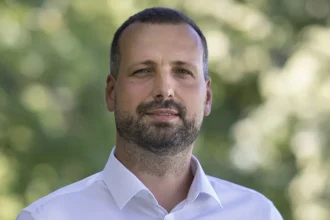 90. roky sú späť. Starosta tvrdí, že mu na auto niekto umiestnil sledovacie zariadenie